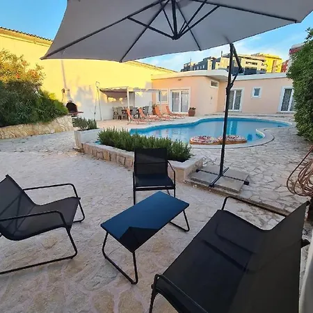 Villa Dalla With Swimming Pool *